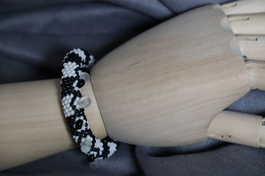 Браслет-жгут из бисера