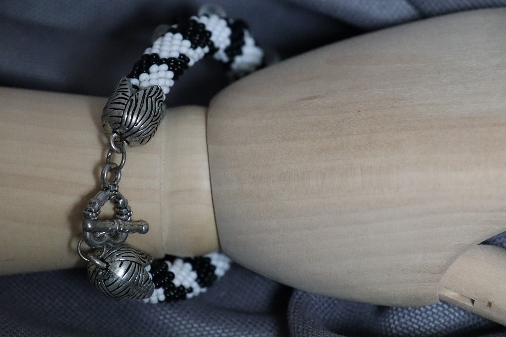 Браслет-жгут из бисера