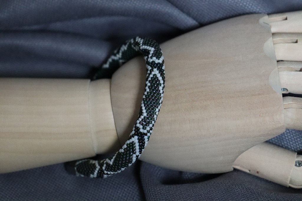 Браслет-змейка из бисера