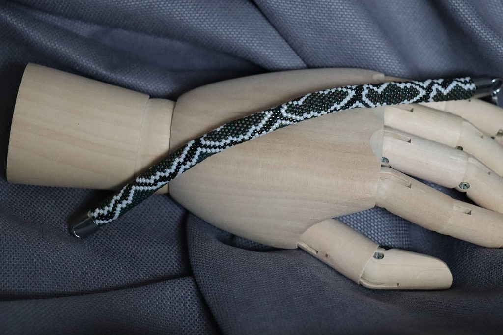 Браслет-змейка из бисера