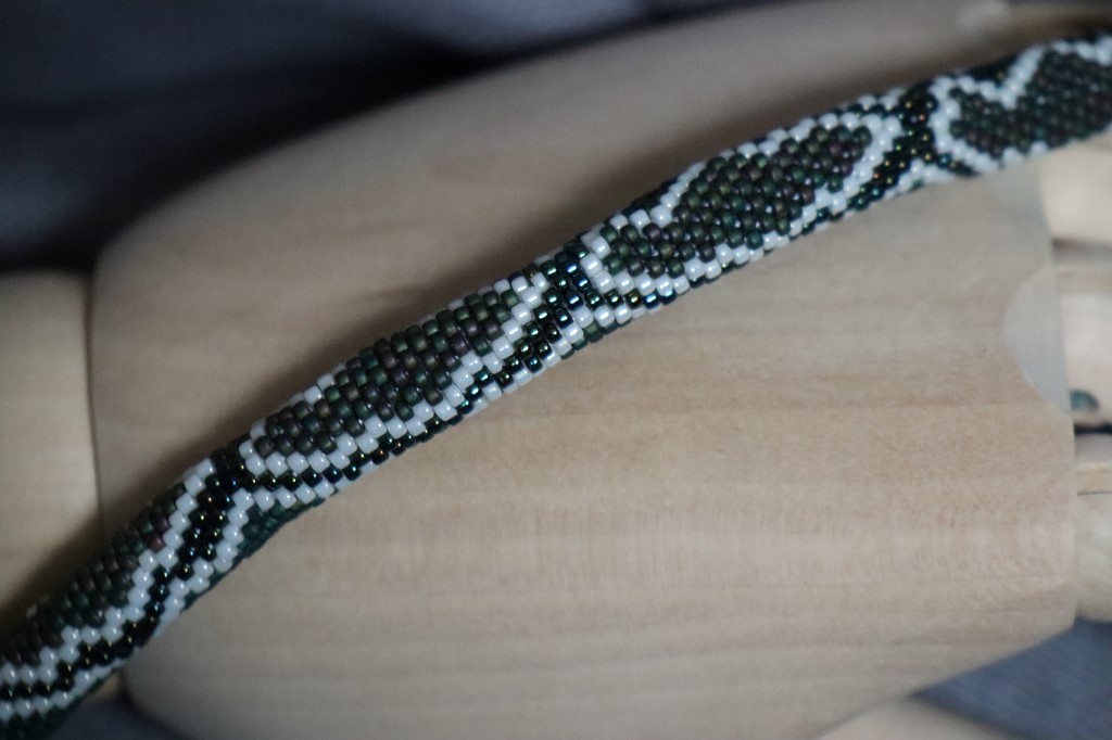 Браслет-змейка из бисера