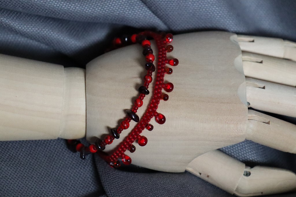 Браслет из бисера на мемори-проволоке