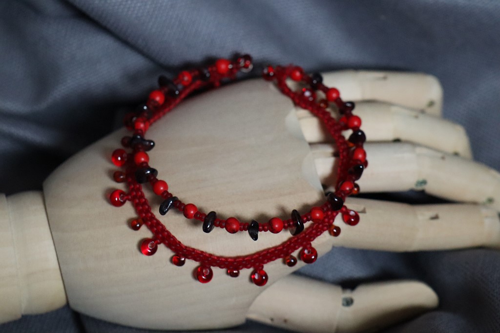 Браслет из бисера на мемори-проволоке