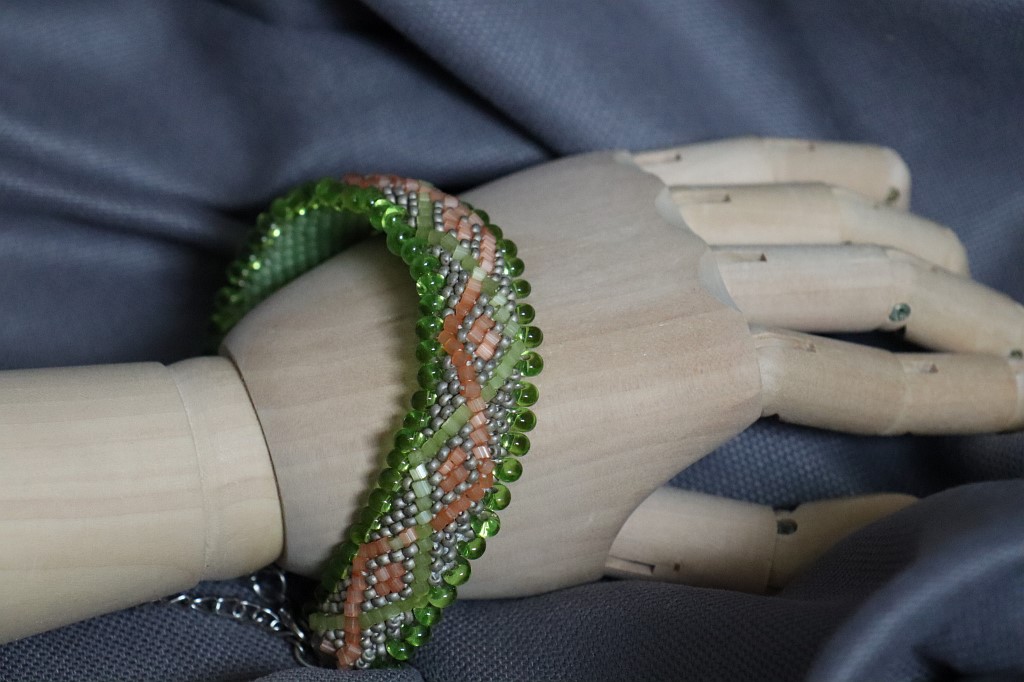 Двухсторонний браслет из бисера