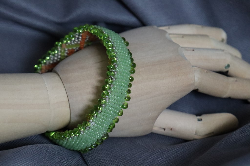 Двухсторонний браслет из бисера