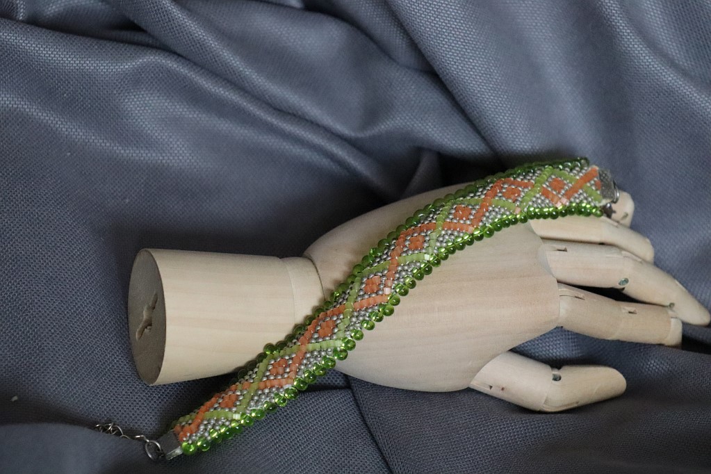 Двухсторонний браслет из бисера