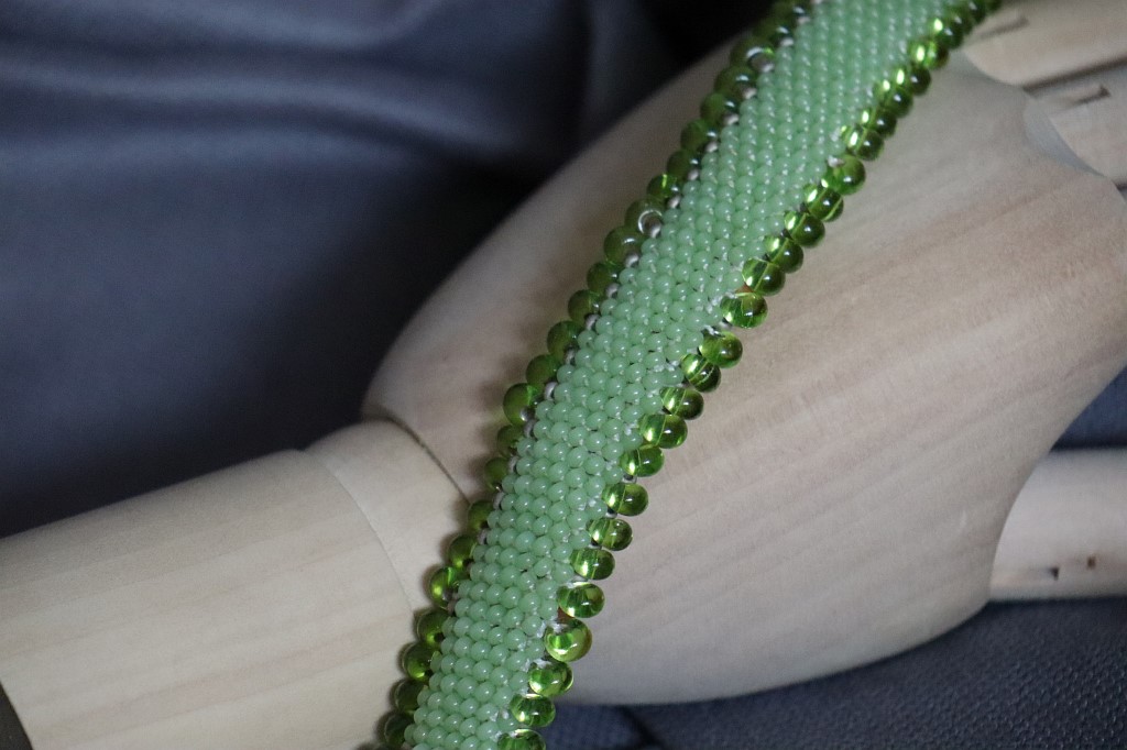 Двухсторонний браслет из бисера