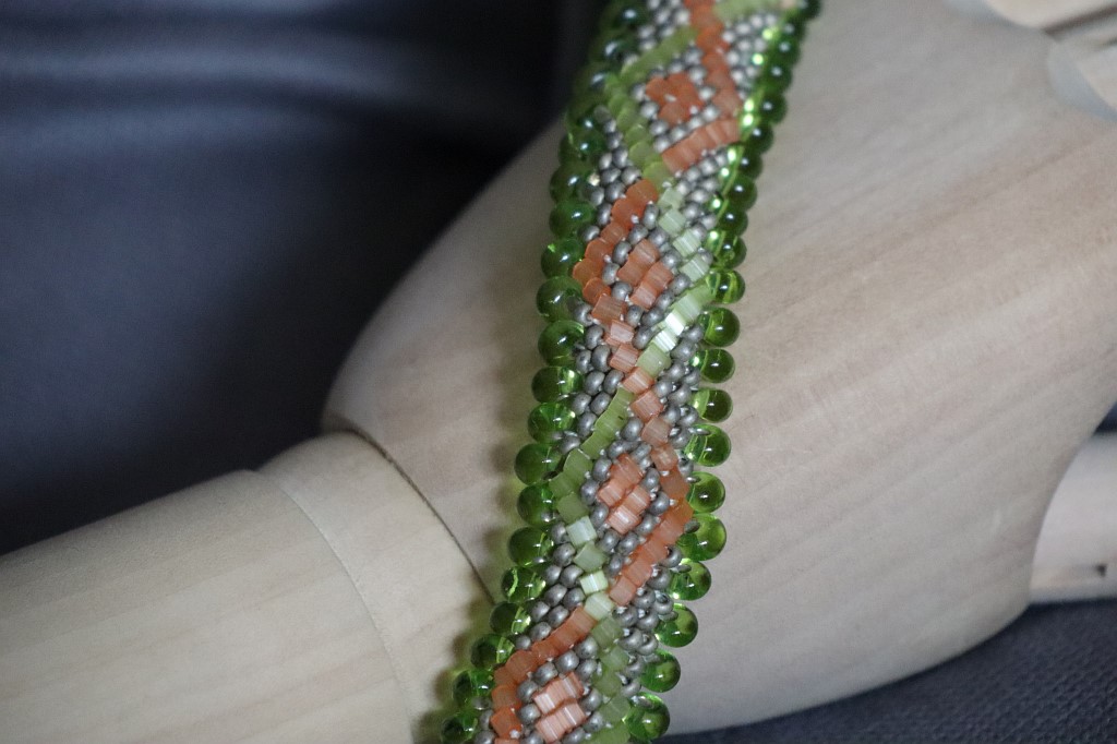 Двухсторонний браслет из бисера