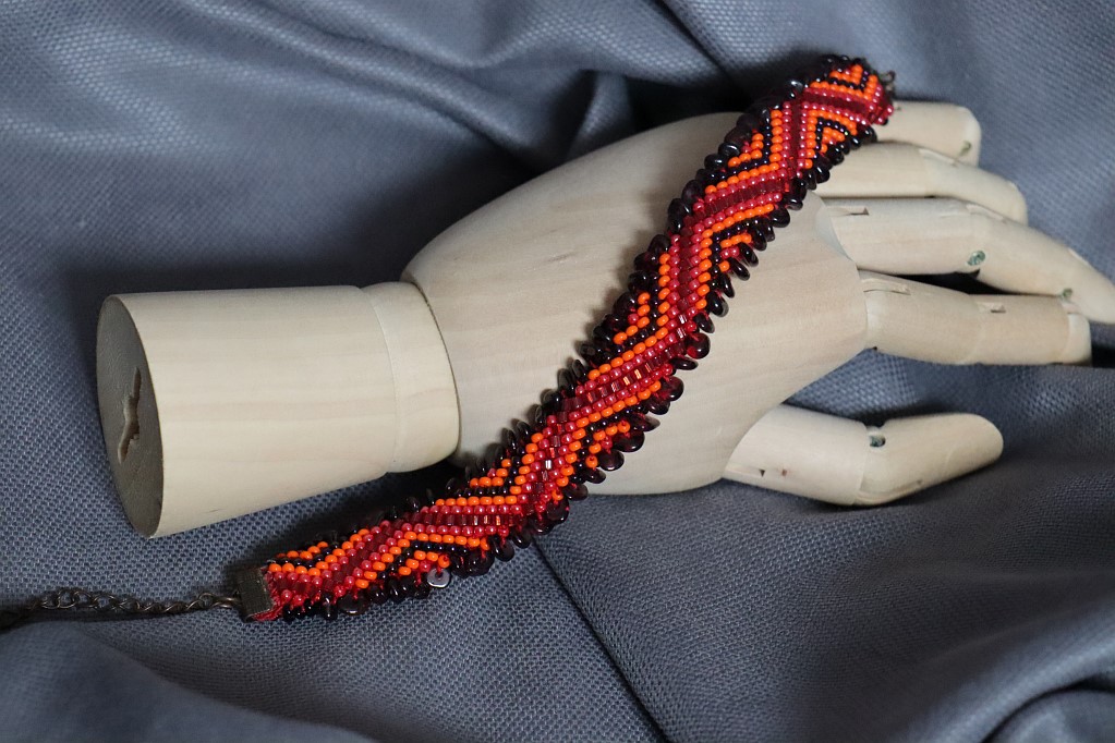 Двухсторонний браслет из бисера