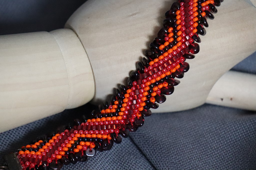 Двухсторонний браслет из бисера