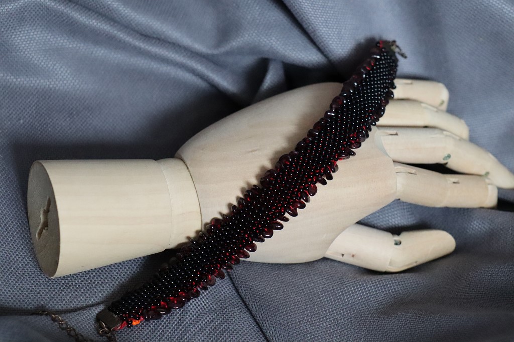 Двухсторонний браслет из бисера