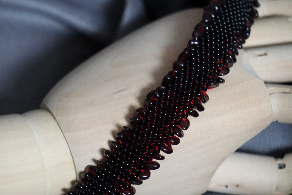 Двухсторонний браслет из бисера