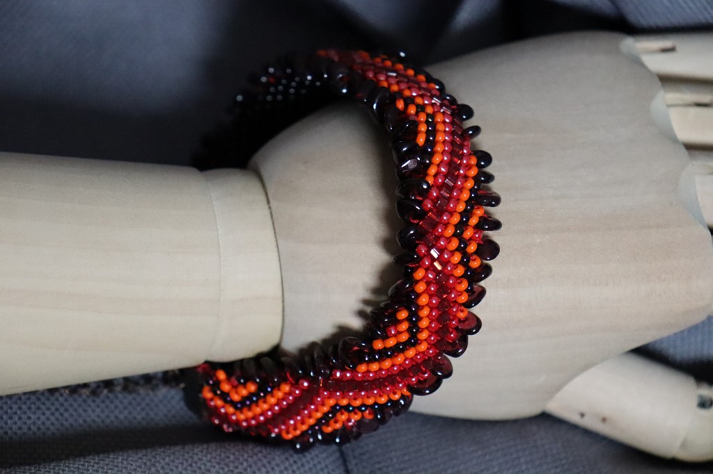 Двухсторонний браслет из бисера