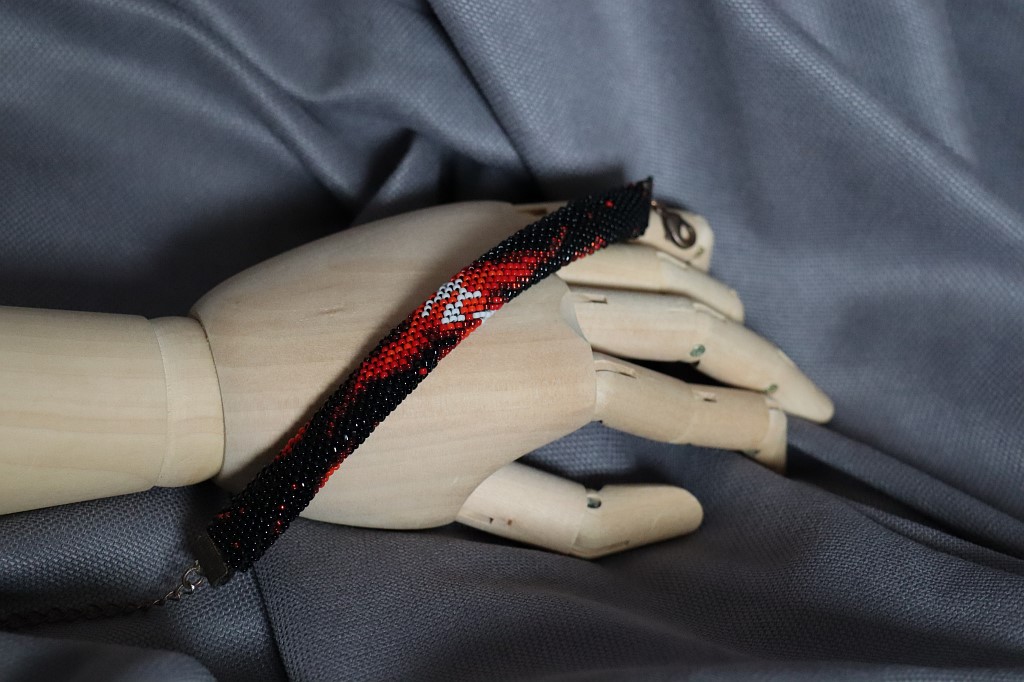 Двухсторонний браслет из бисера