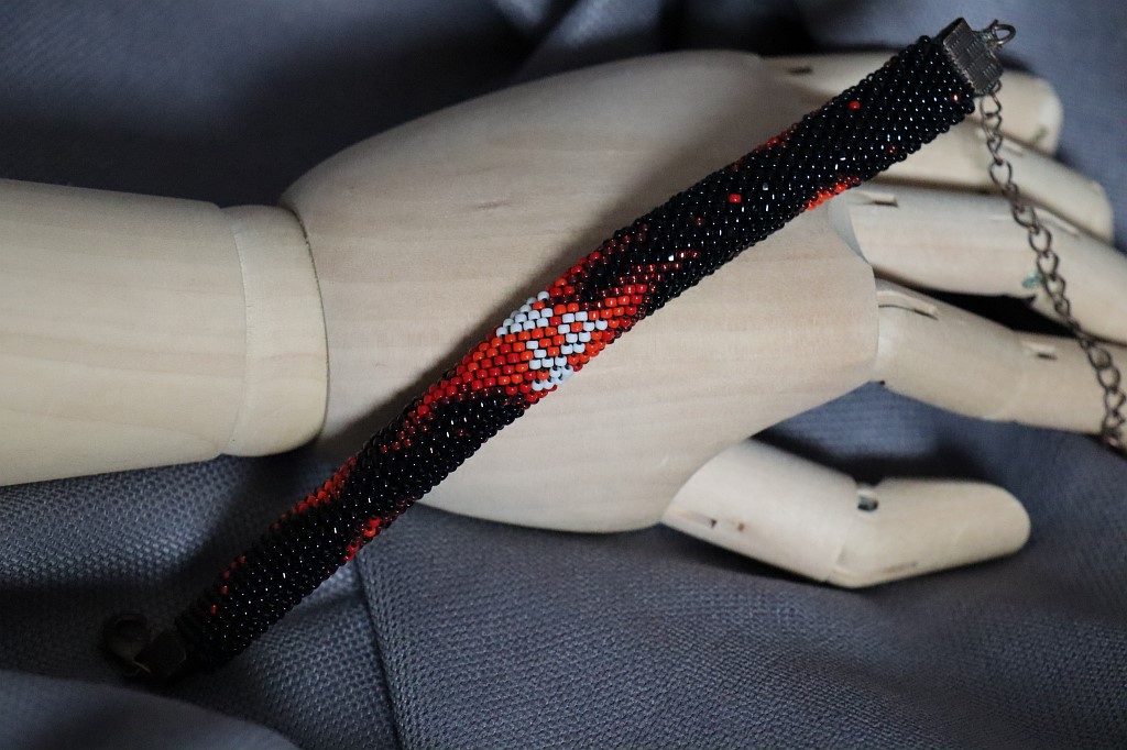 Двухсторонний браслет из бисера