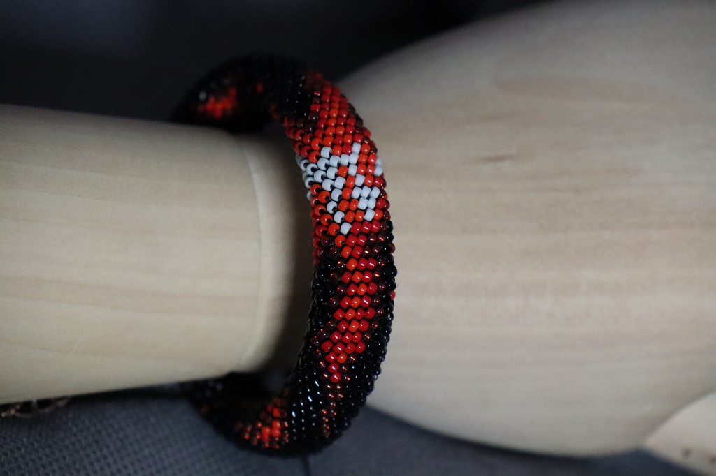 Двухсторонний браслет из бисера