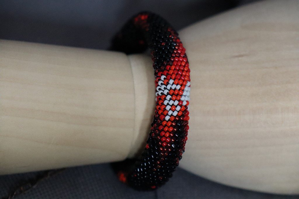 Двухсторонний браслет из бисера