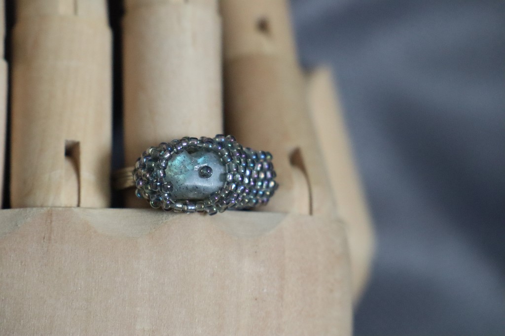 Кольцо с лабрадоритом