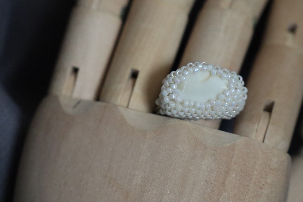 Кольцо с перламутром
