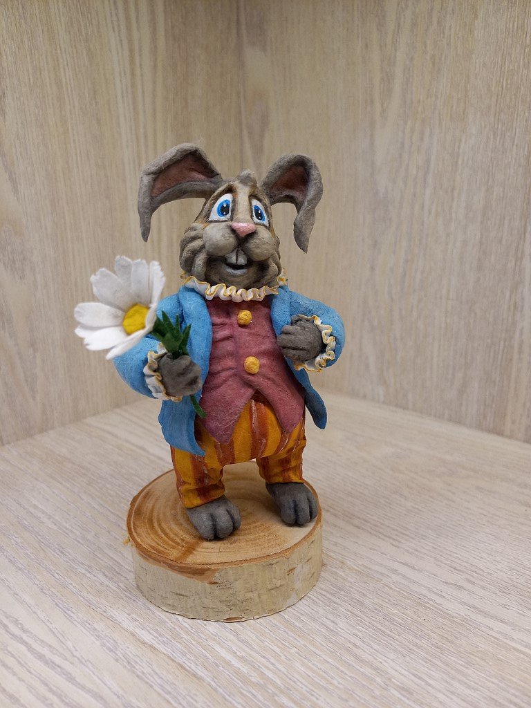 Заяц с ромашкой