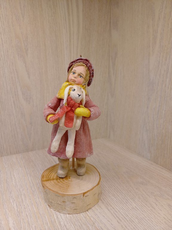 Девочка с белым кроликом