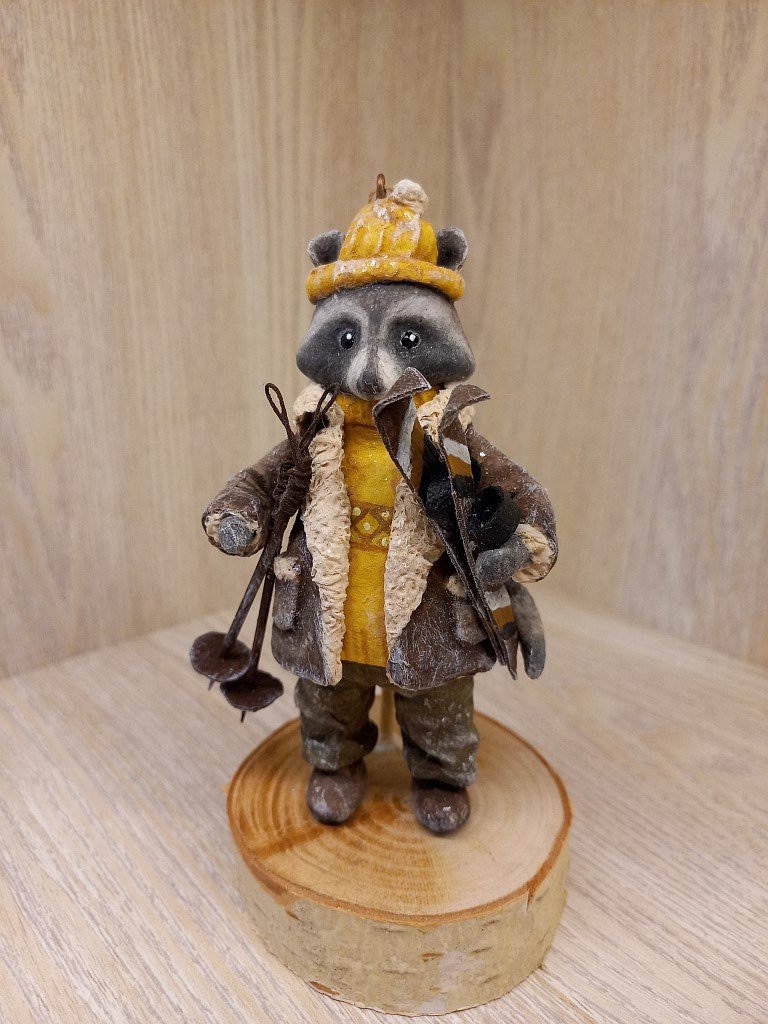 Енотик-лыжник