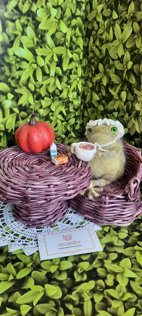 Зеленая жаба из пуха норки