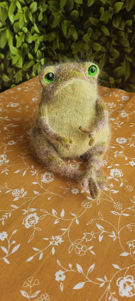 Зеленая жаба из пуха норки