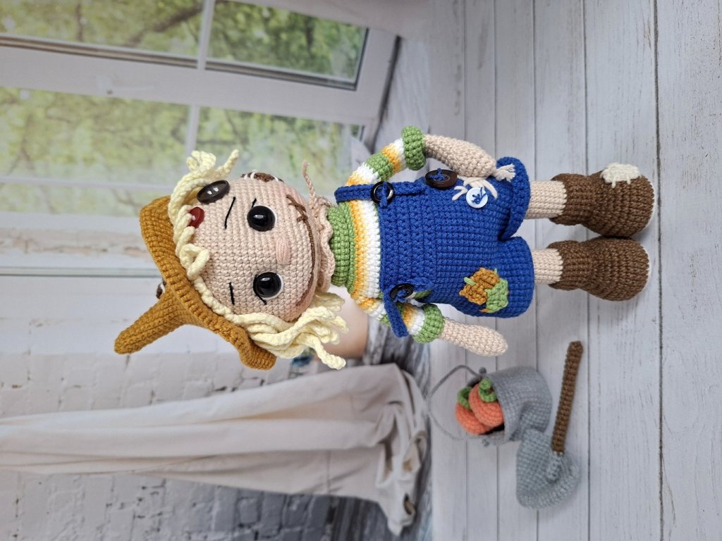 Кукла вязаная интерьерная «Пугало»