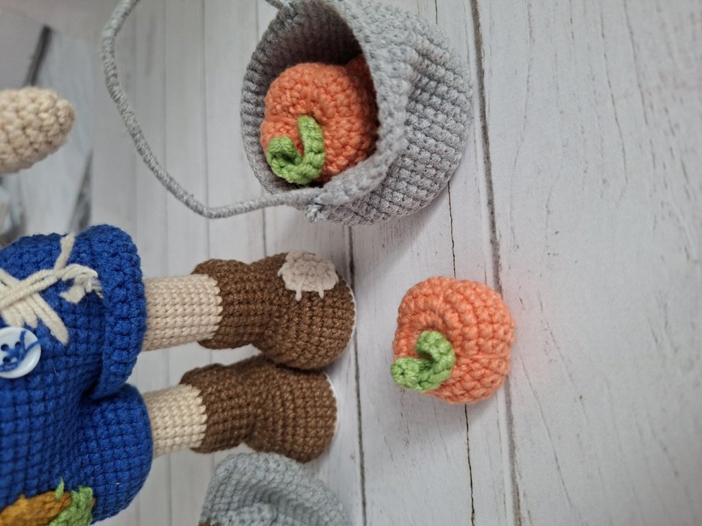 Кукла вязаная интерьерная «Пугало»