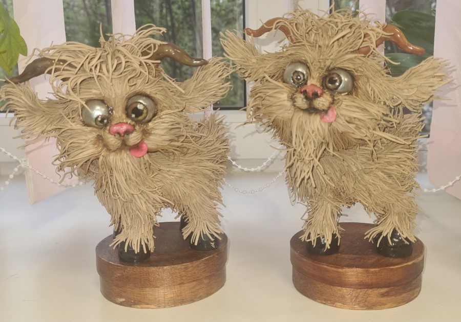 Шкатулка с забавной козочкой