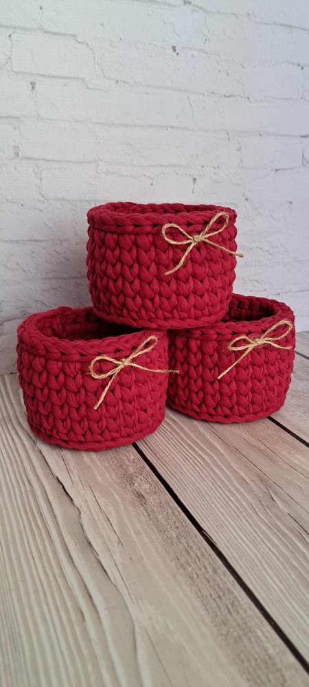 Вязаная корзинка из трикотажной пряжи