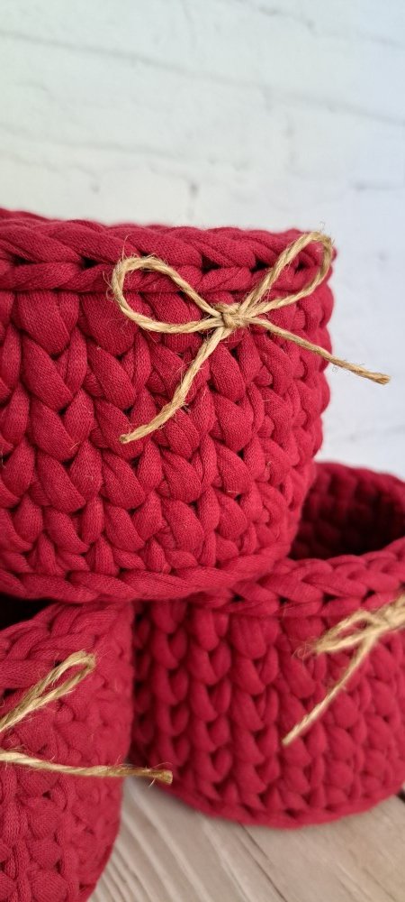 Вязаная корзинка из трикотажной пряжи