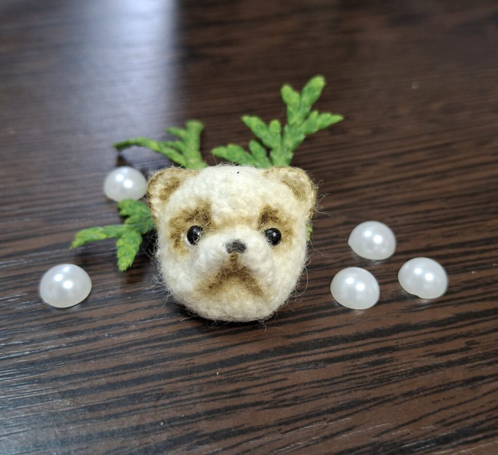 Украшение ручной работы: Брошка «Грустный мишка»