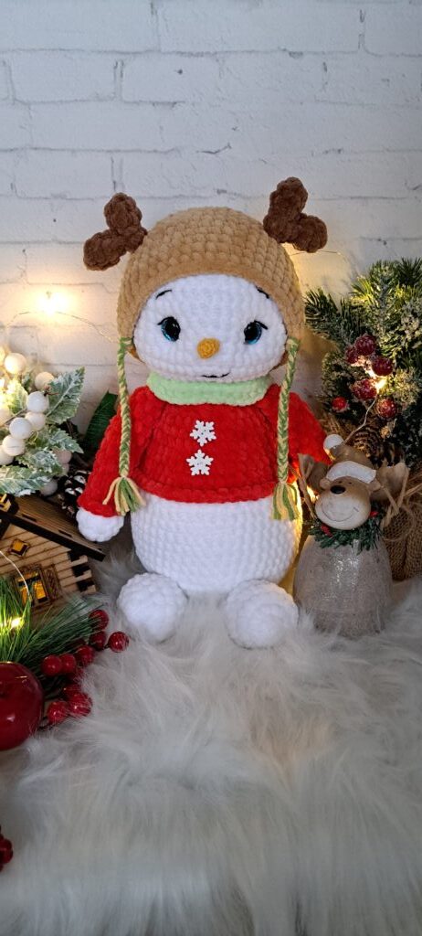 Вязаный новогодний снеговик в шапке оленя