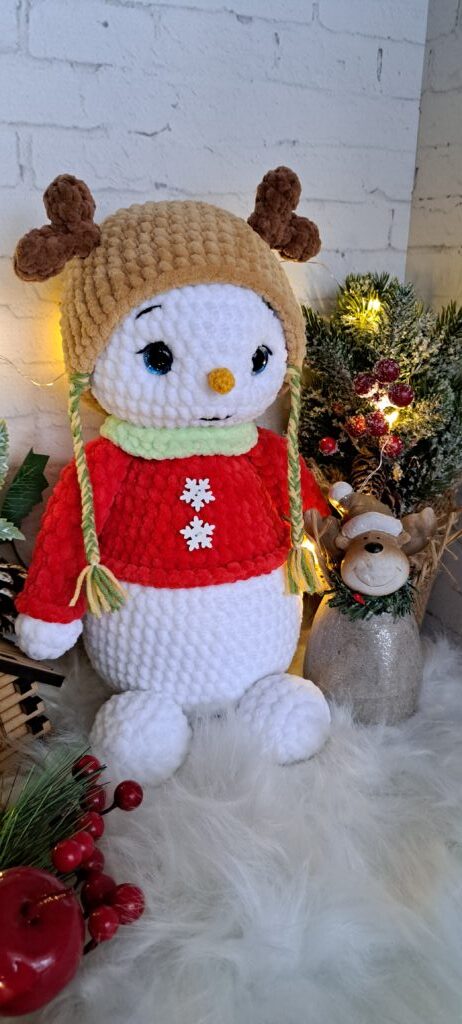 Вязаный новогодний снеговик в шапке оленя
