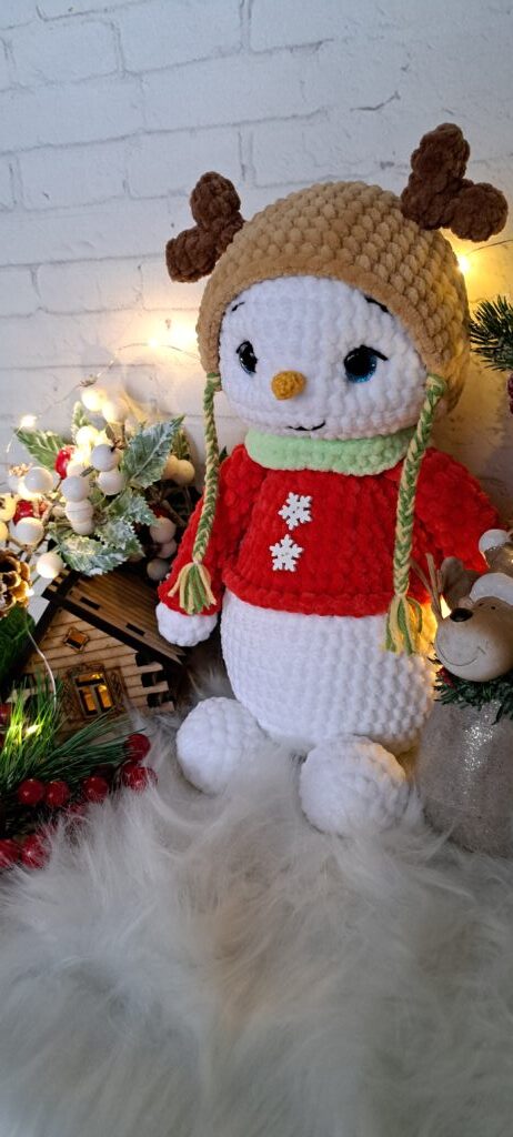 Вязаный новогодний снеговик в шапке оленя