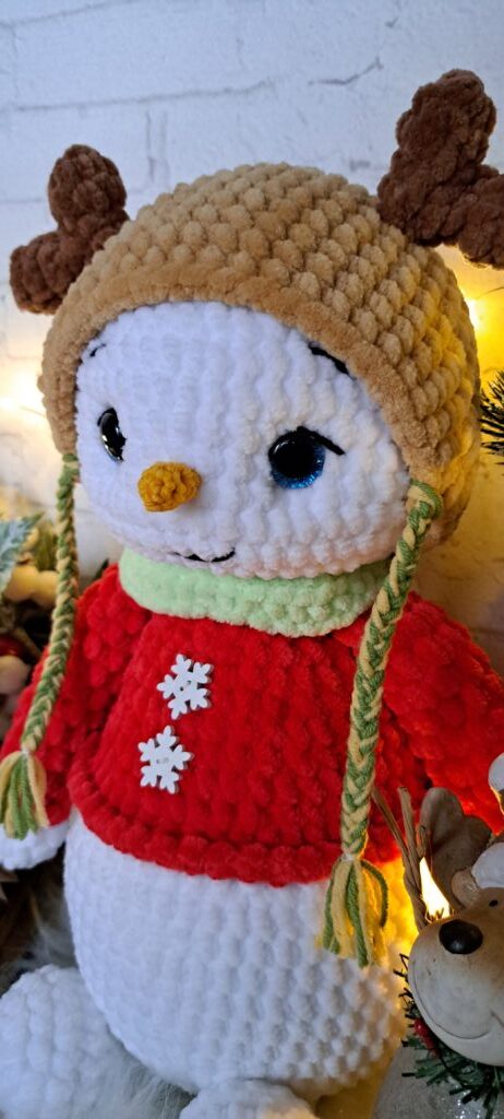 Вязаный новогодний снеговик в шапке оленя