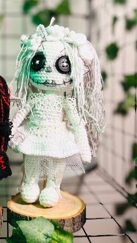 Кукла белая