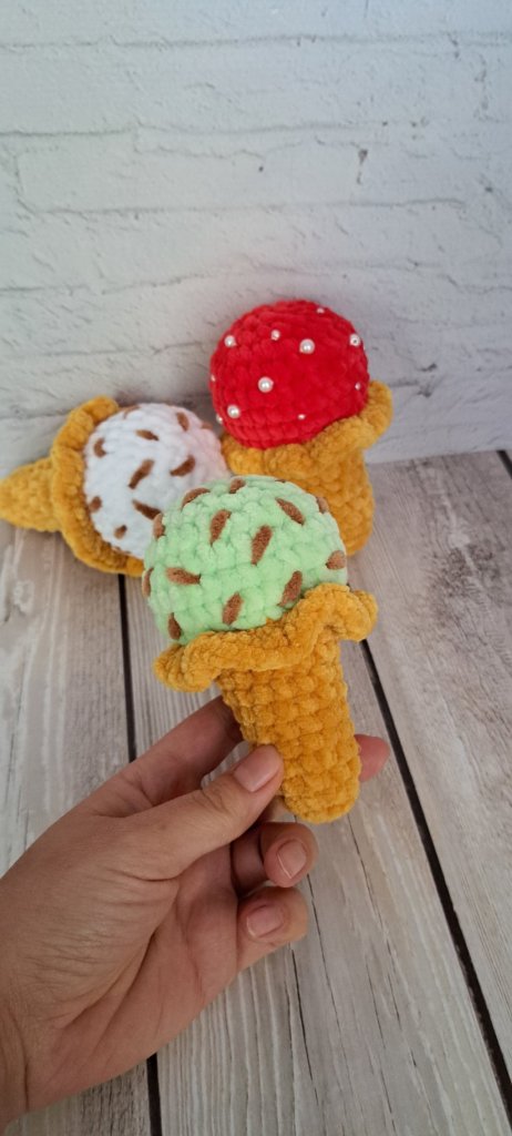 Вязаный брелок мороженое