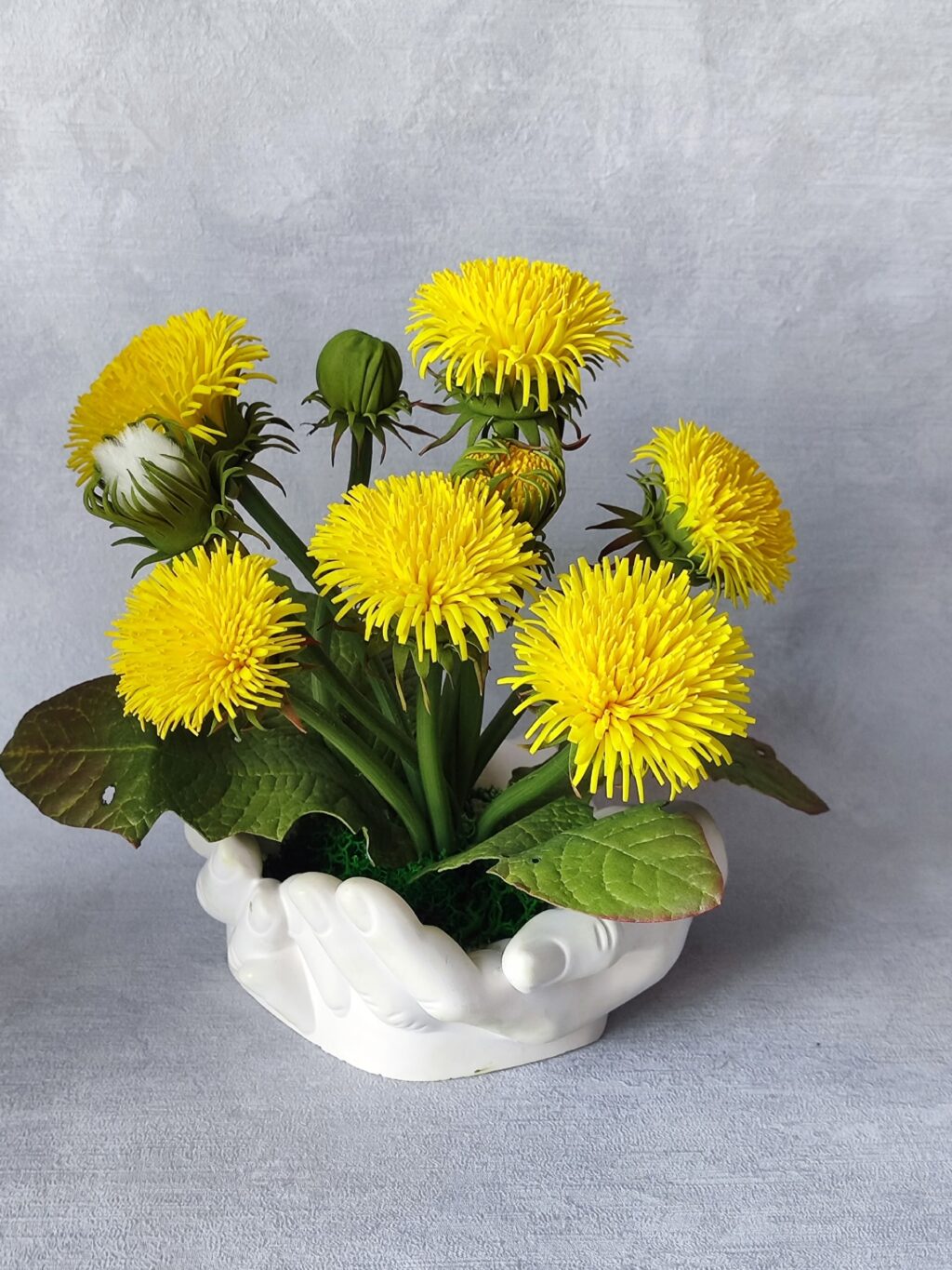 Цветочная композиция с одуванчиками «Солнышко в руках».