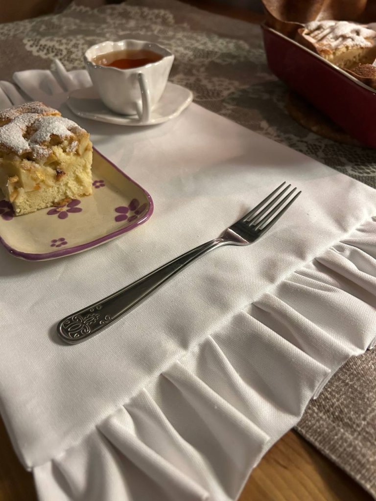 Столовая салфетка с рюшами белая