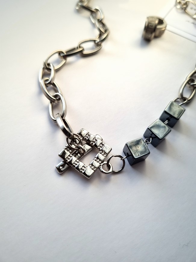 Колье кубик гематин