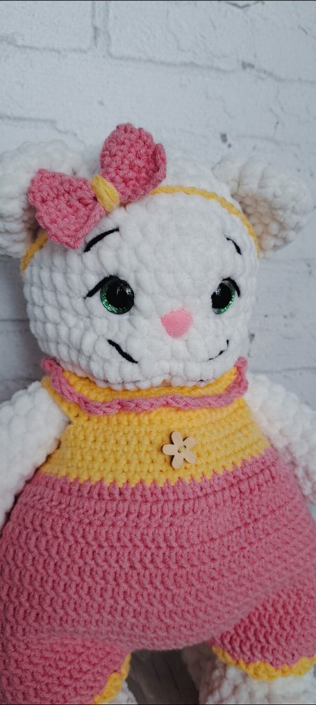 Вязаная киса в ярком костюмчике