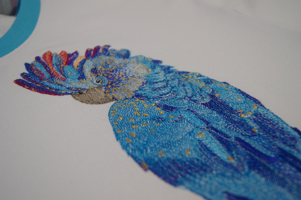 Футболка с вышивкой Какаду