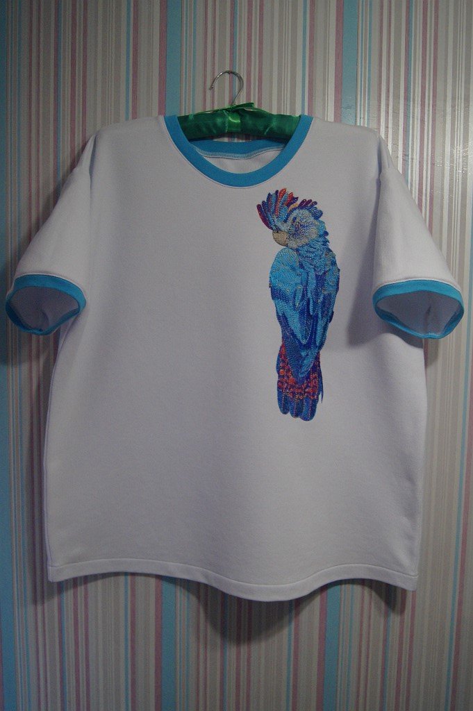 Футболка с вышивкой Какаду