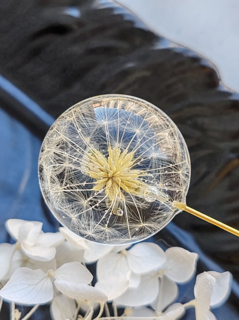 Брошь полусфера с пушинками Одуванчика