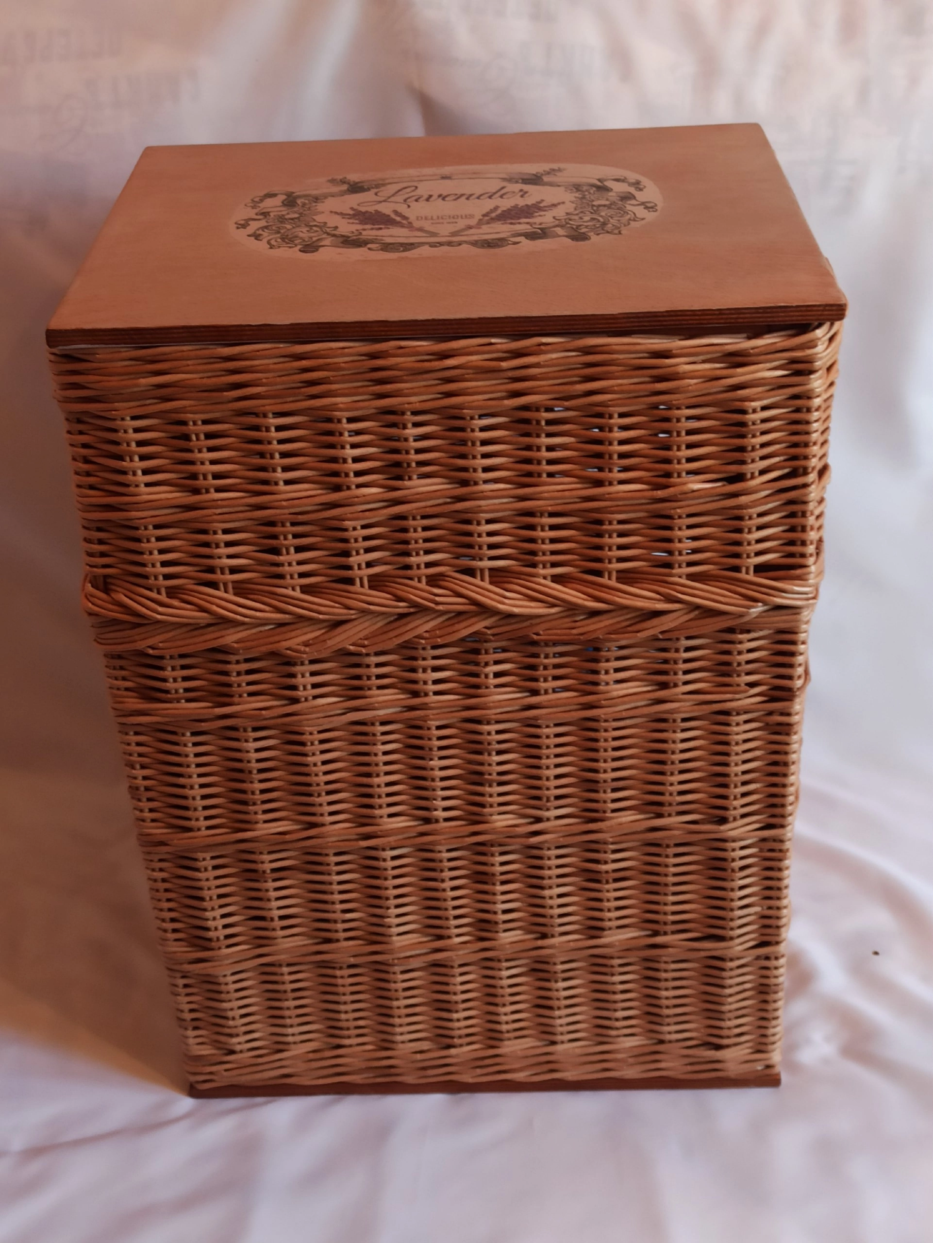 Плетеный короб для белья