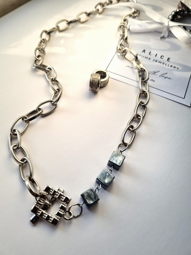 Колье кубик гематин