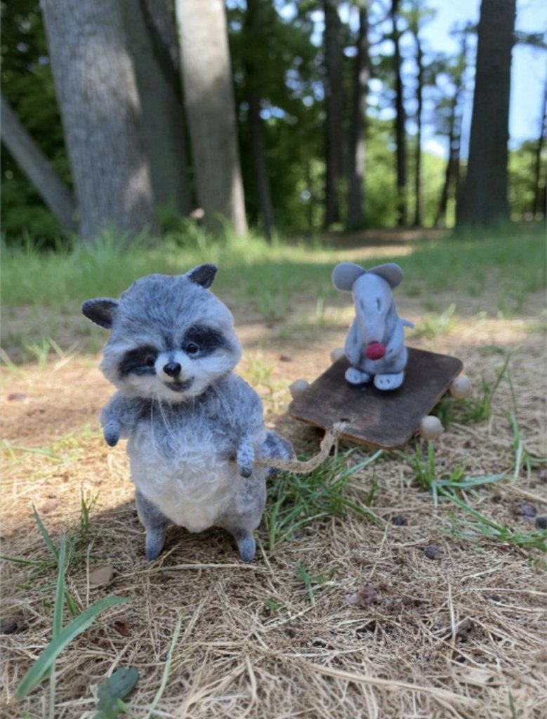 Вязаная миниатюрная игрушка енотик Тоша с другом Мышиком